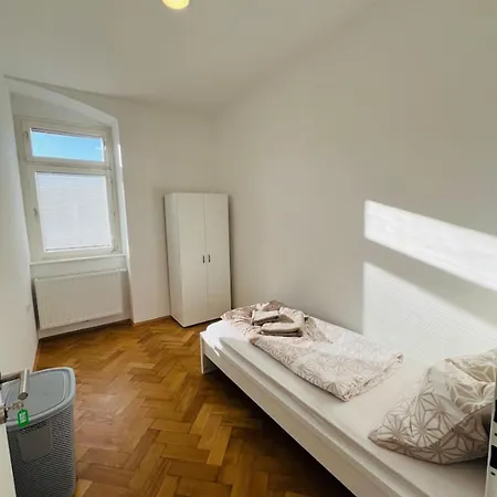 Leoben 3 3 People 4 *