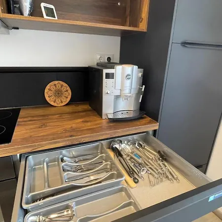 Leoben 3 3 People 4 *