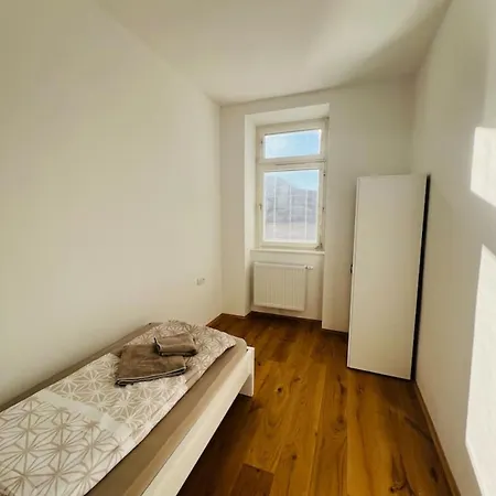 Leoben 3 3 People 4 * Leitendorf