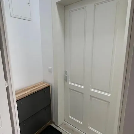 Leoben 3 3 People 4 *