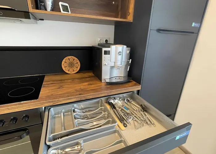 Leoben 3 3 People 4 *